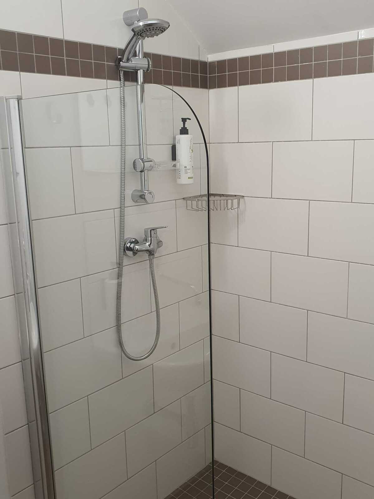 Pokoj 3 – Čtyřlůžkový se sociálním zařízením na pokoji