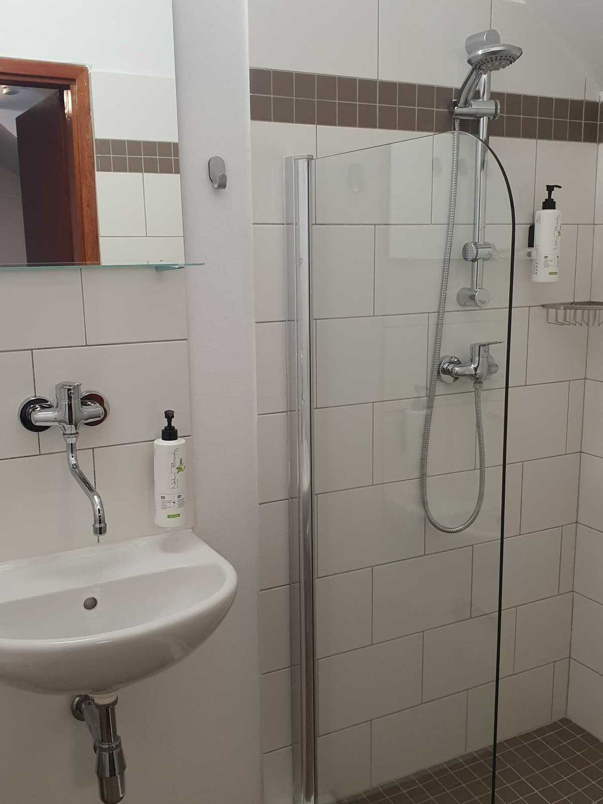 Pokoj 3 – Čtyřlůžkový se sociálním zařízením na pokoji