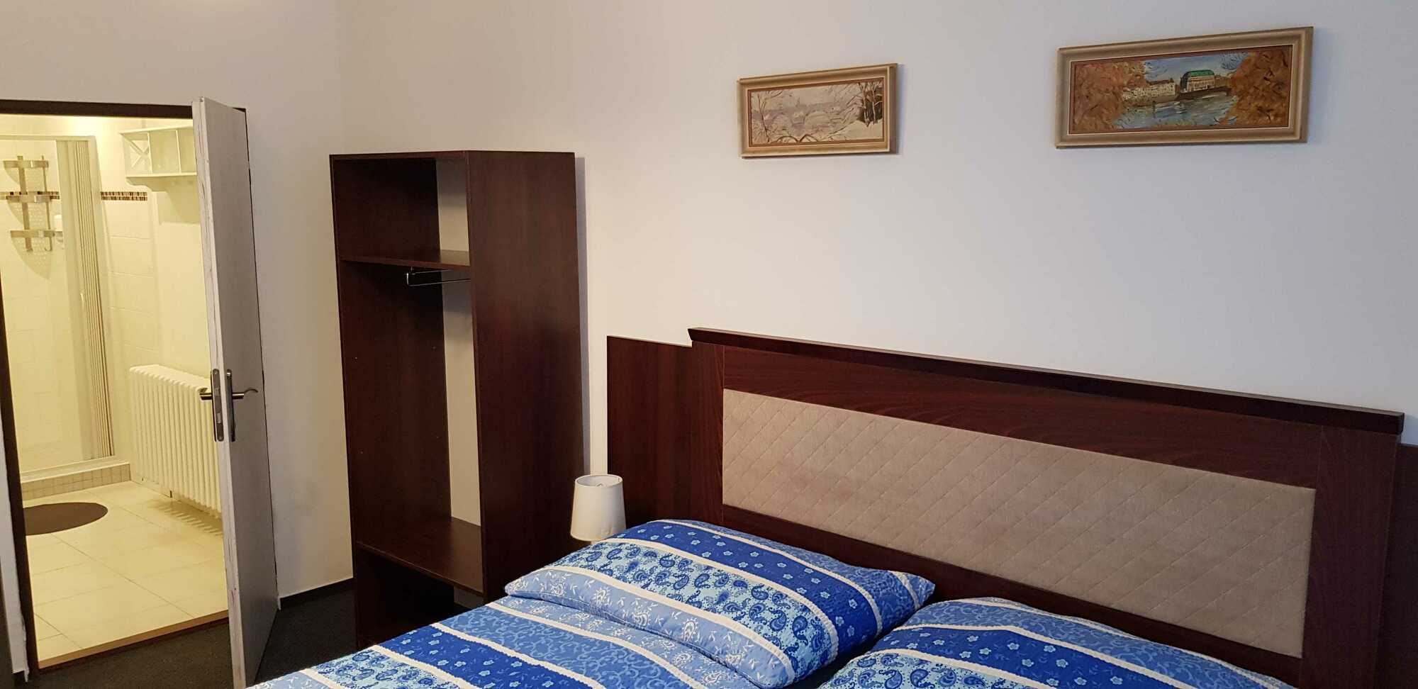 Pokoj 7 – Dvoulůžkový se sociálním zařízením na pokoji