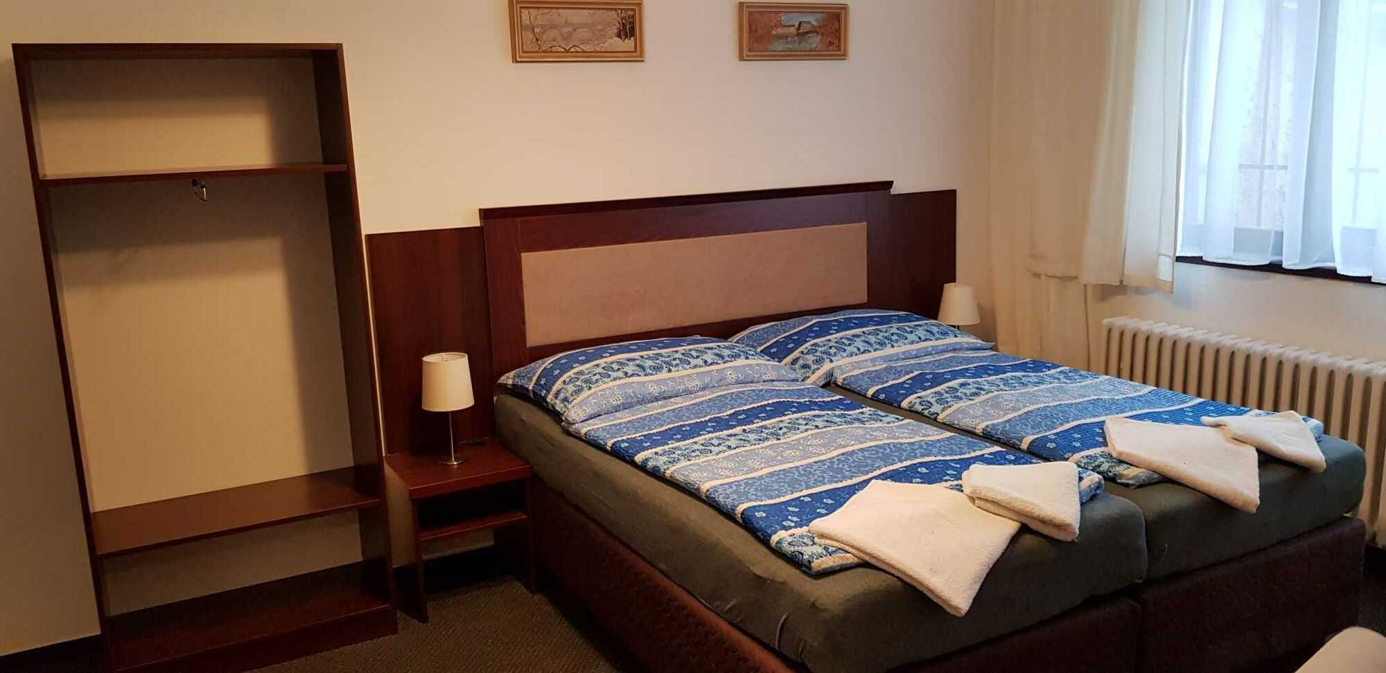 Pokoj 7 – Dvoulůžkový se sociálním zařízením na pokoji
